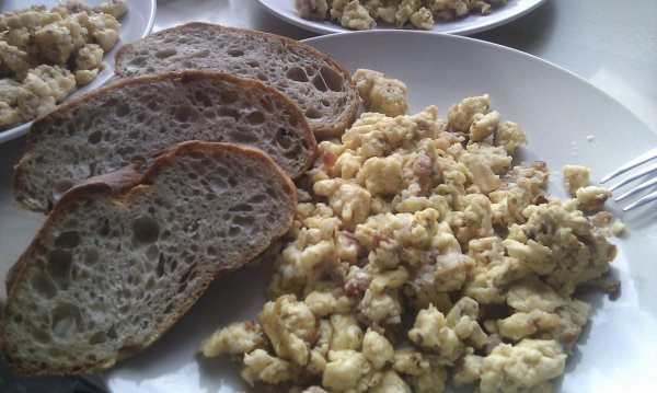 Sajtos-baconös rántotta2